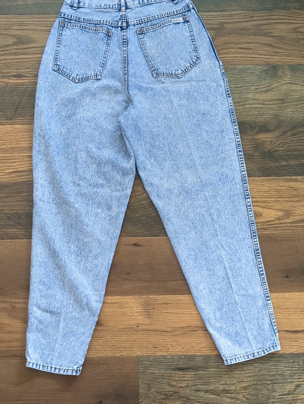 Vintage 80s Acid Washed Pleated High Waisted Jeans by Bill Blass, Size 10 - Picture 7 of 9